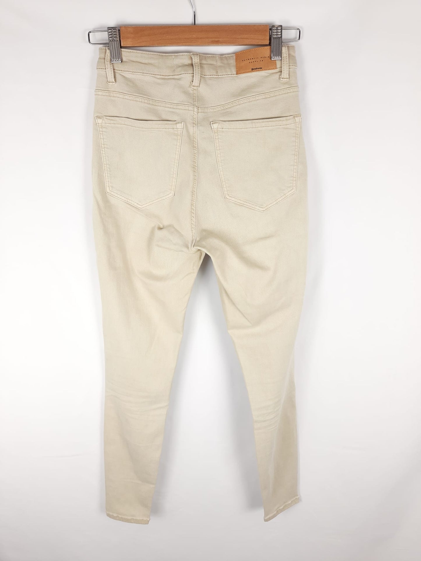 STRADIVARIUS. pantalon beige tiro alto T.34