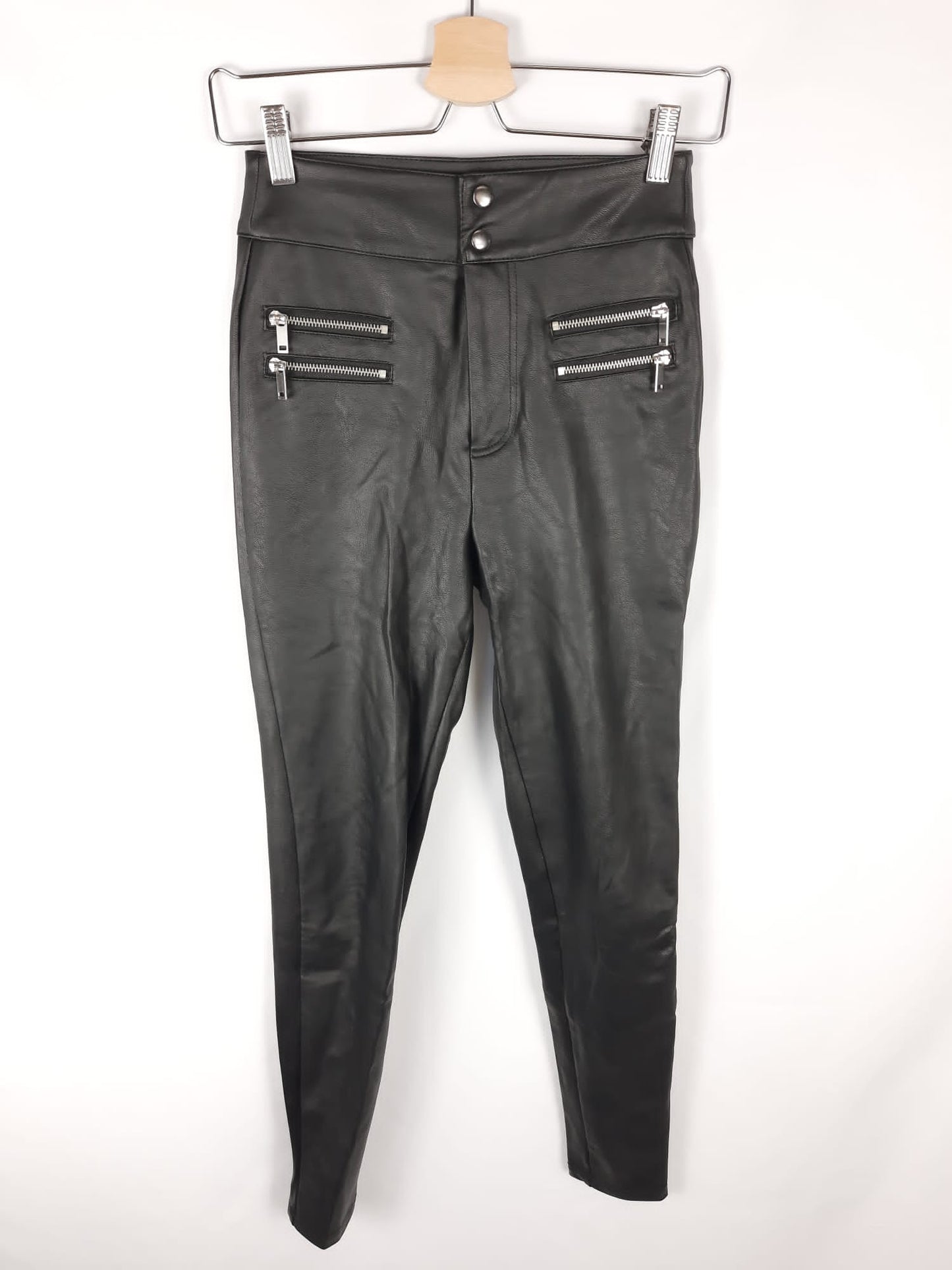 STRADIVARIUS. pantalon efecto piel cremalleras T.34