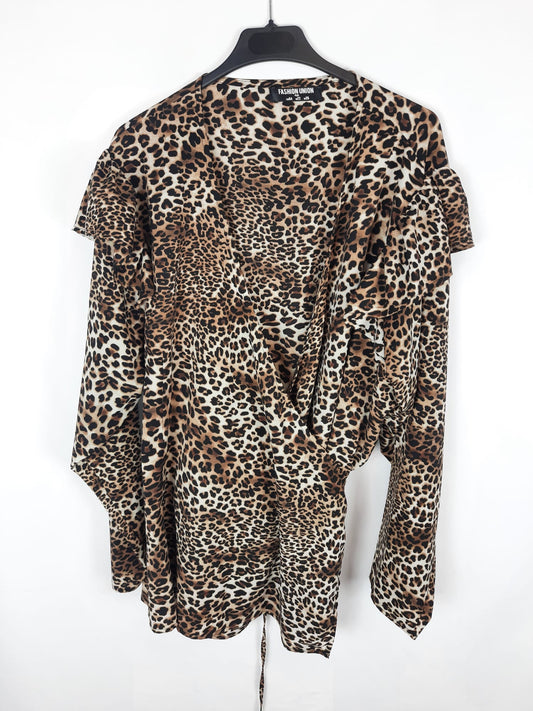 FASHION UNION. Blusa cruzada animal print T.54