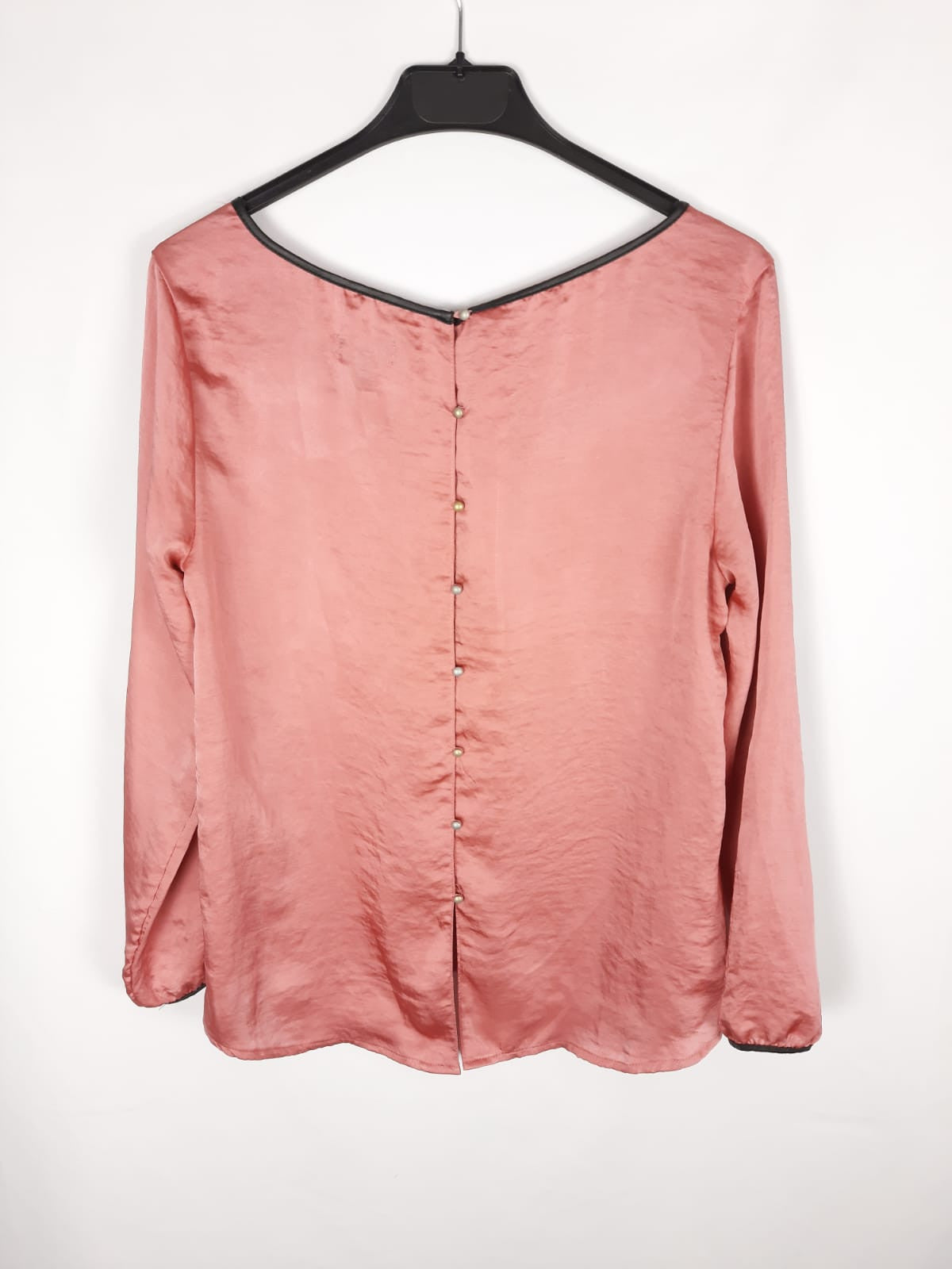 BERSHKA. blusa coral tejido satinado T.s