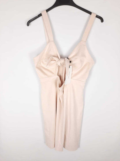 BERSHKA. Vestido corto de antelina con nudo delantero rosa palo T. l