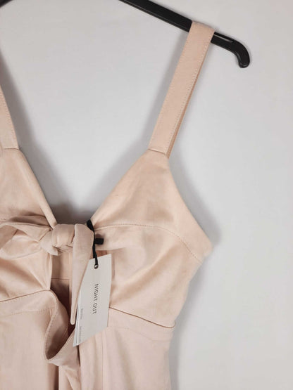 BERSHKA. Vestido corto de antelina con nudo delantero rosa palo T. l