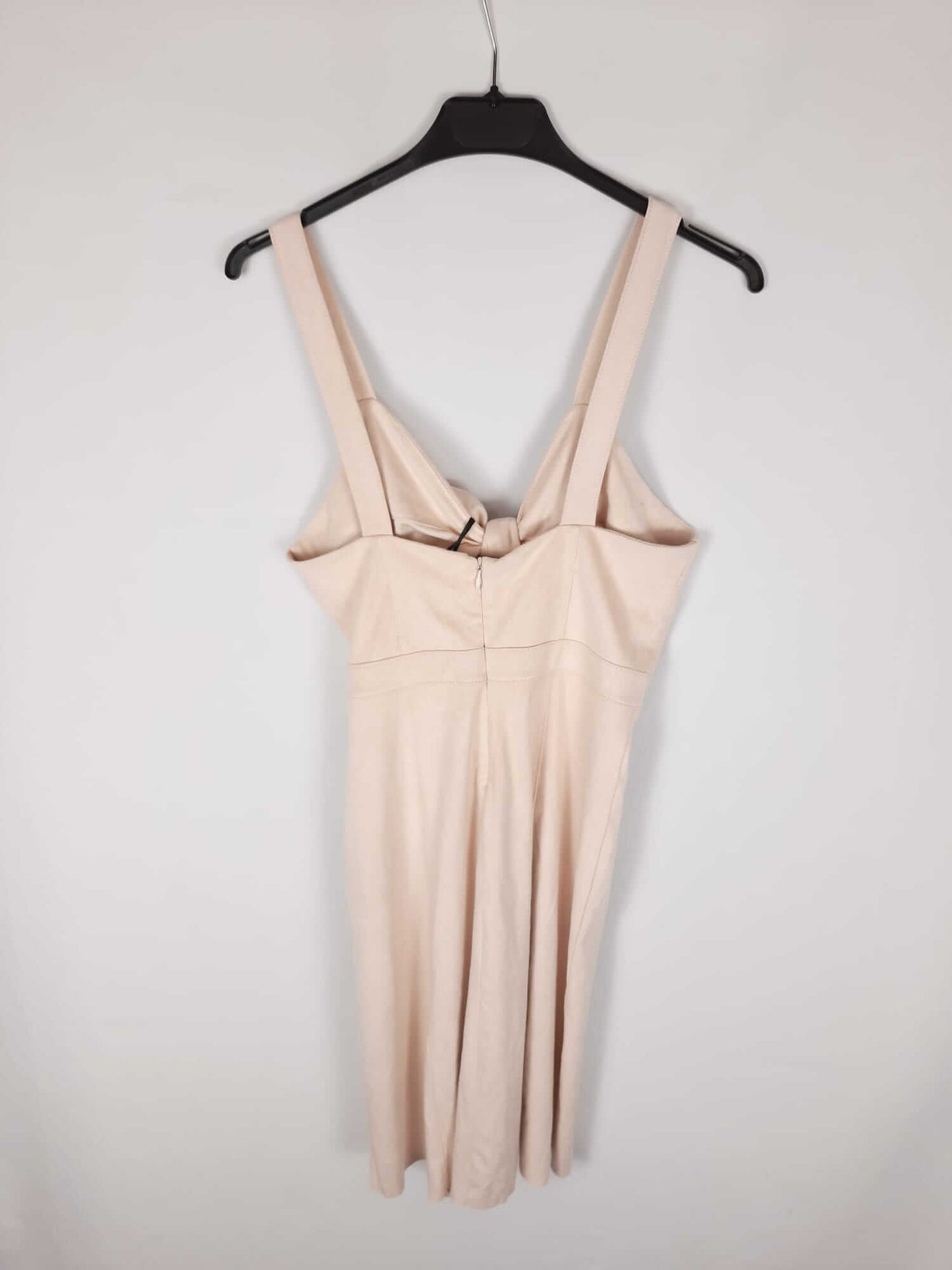 BERSHKA. Vestido corto de antelina con nudo delantero rosa palo T. l