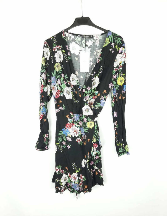 BERSHKA. Vestido corto cruzado de manga larga negro con  flores T.l