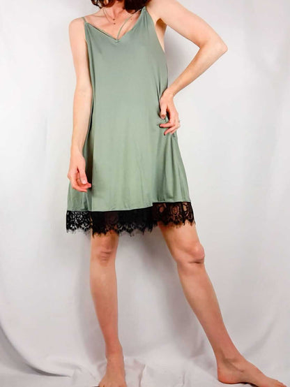 PULL&BEAR. Vestido corto de tirantes  verde lencero T.s