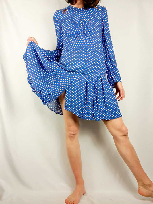 SFERA. Vestido corto manga larga con volantes azul y lunares blanco y rojos T.l