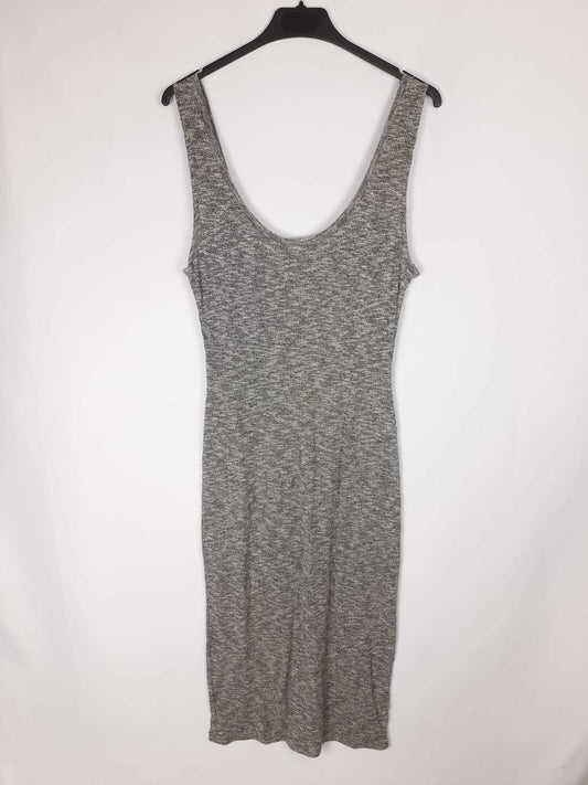 BERSHKA. Vestido midi punto gris de canalé T.l