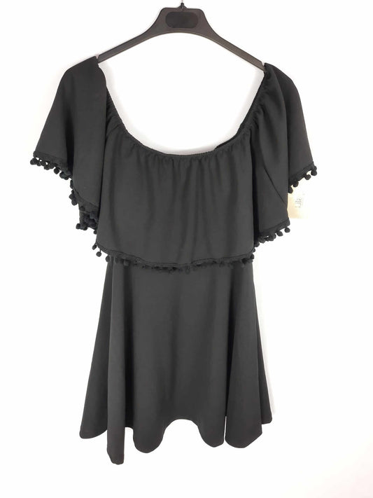 LILAI. Vestido corto eslastico negro con volante en escote T. s