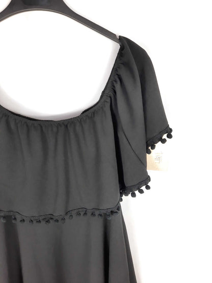 LILAI. Vestido corto eslastico negro con volante en escote T. s