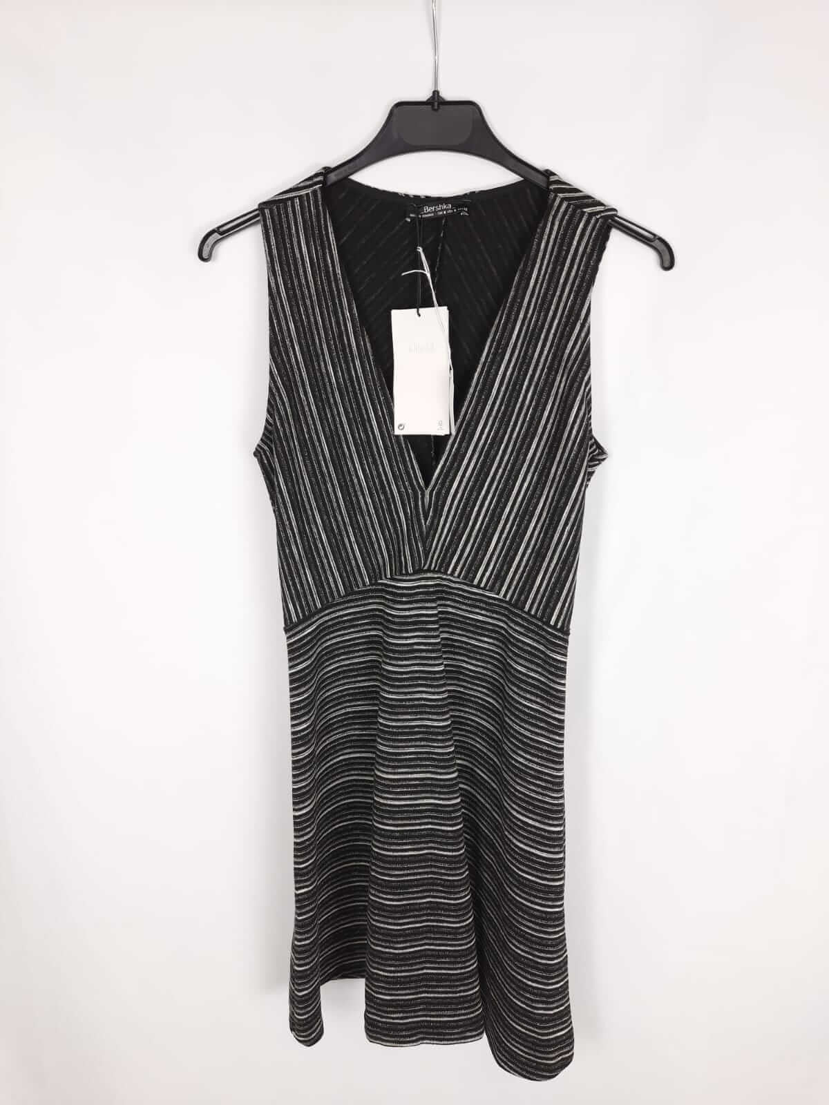 BERSHKA. Vestido negro de rayas T.m