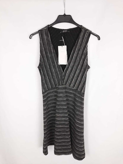 BERSHKA. Vestido negro de rayas T.m