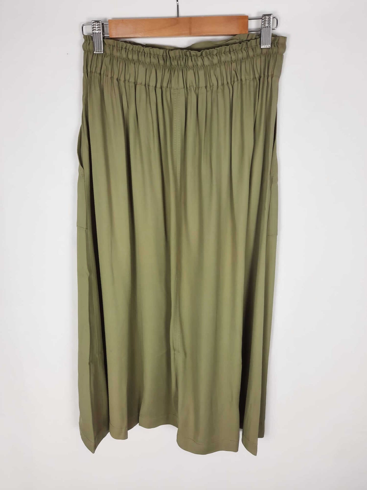 MASSIMO DUTTI. Falda verde midi fluida T.36