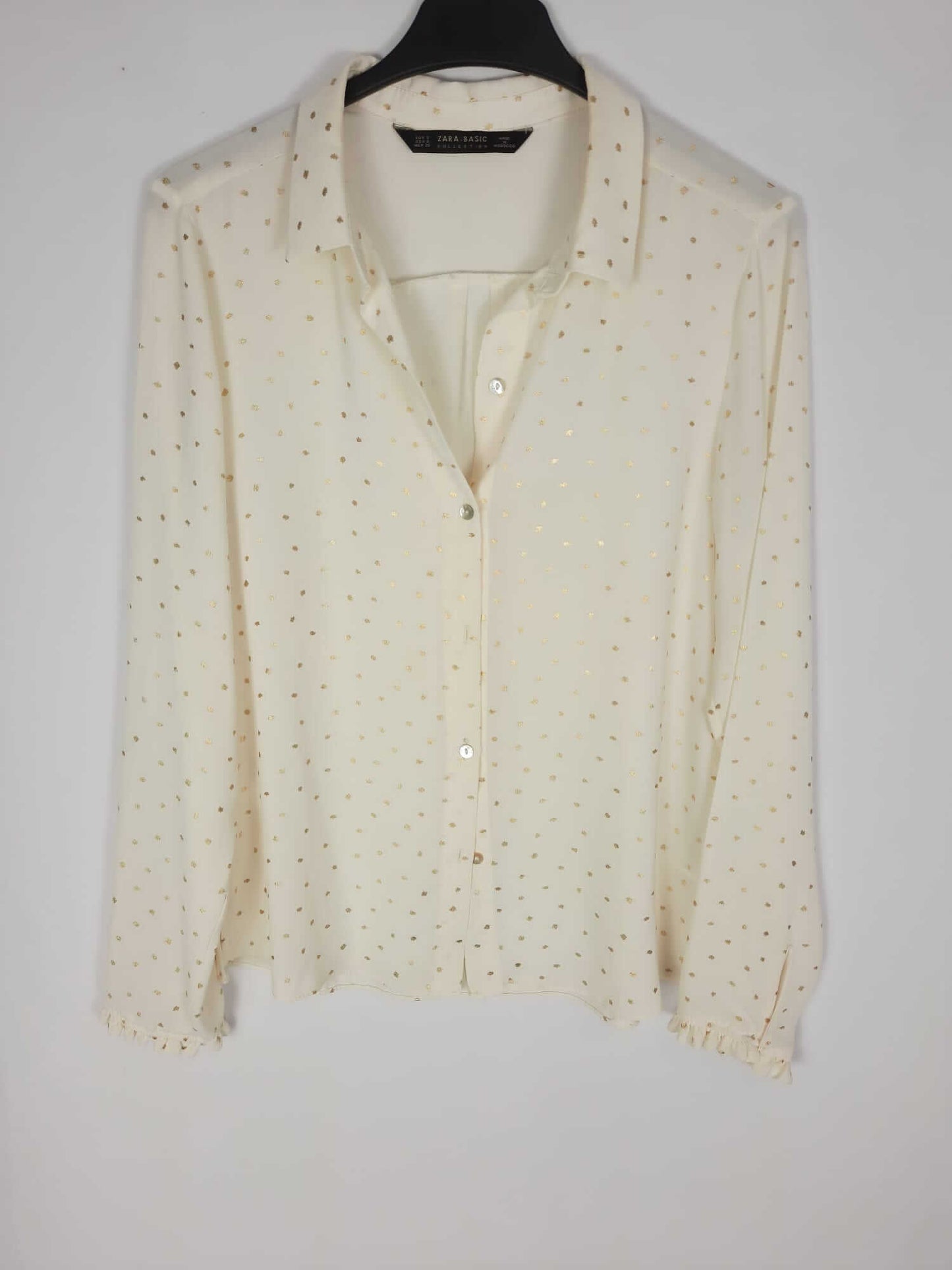 ZARA. Camisa blanco roto con topitos dorados T. s