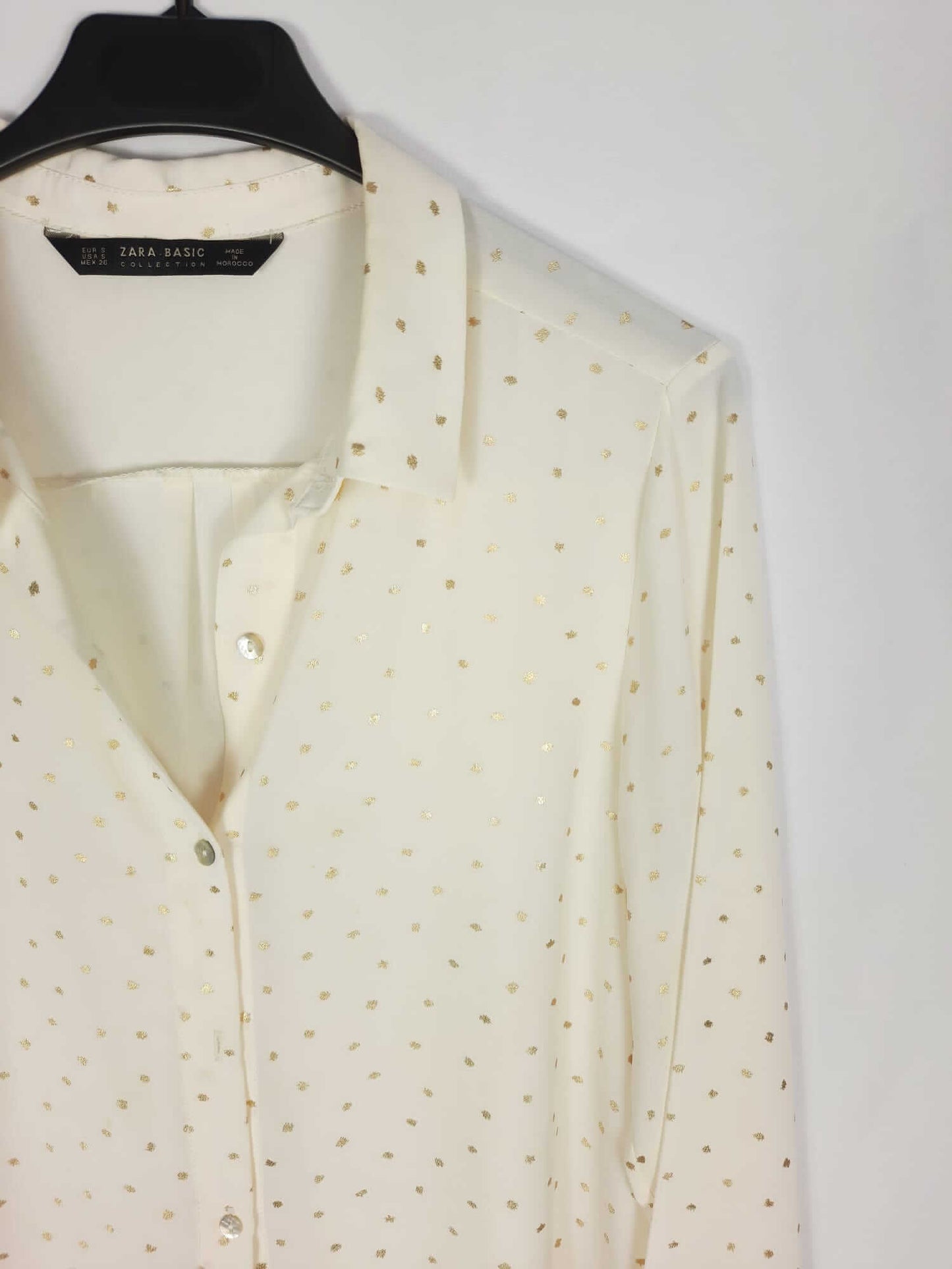 ZARA. Camisa blanco roto con topitos dorados T. s