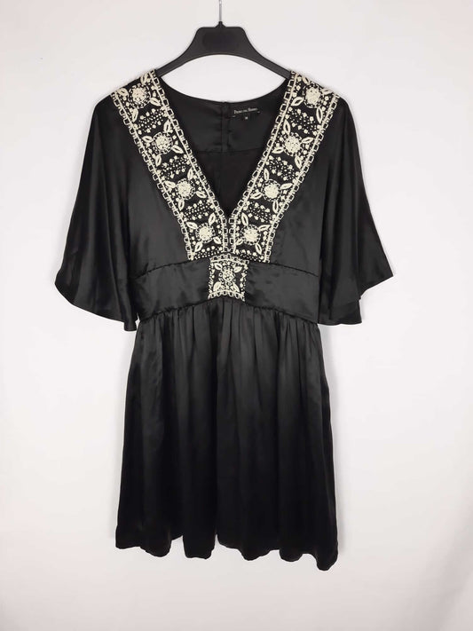 PEDRO DEL HIERRO. Vestido corto saten negro bordado en escote T.38