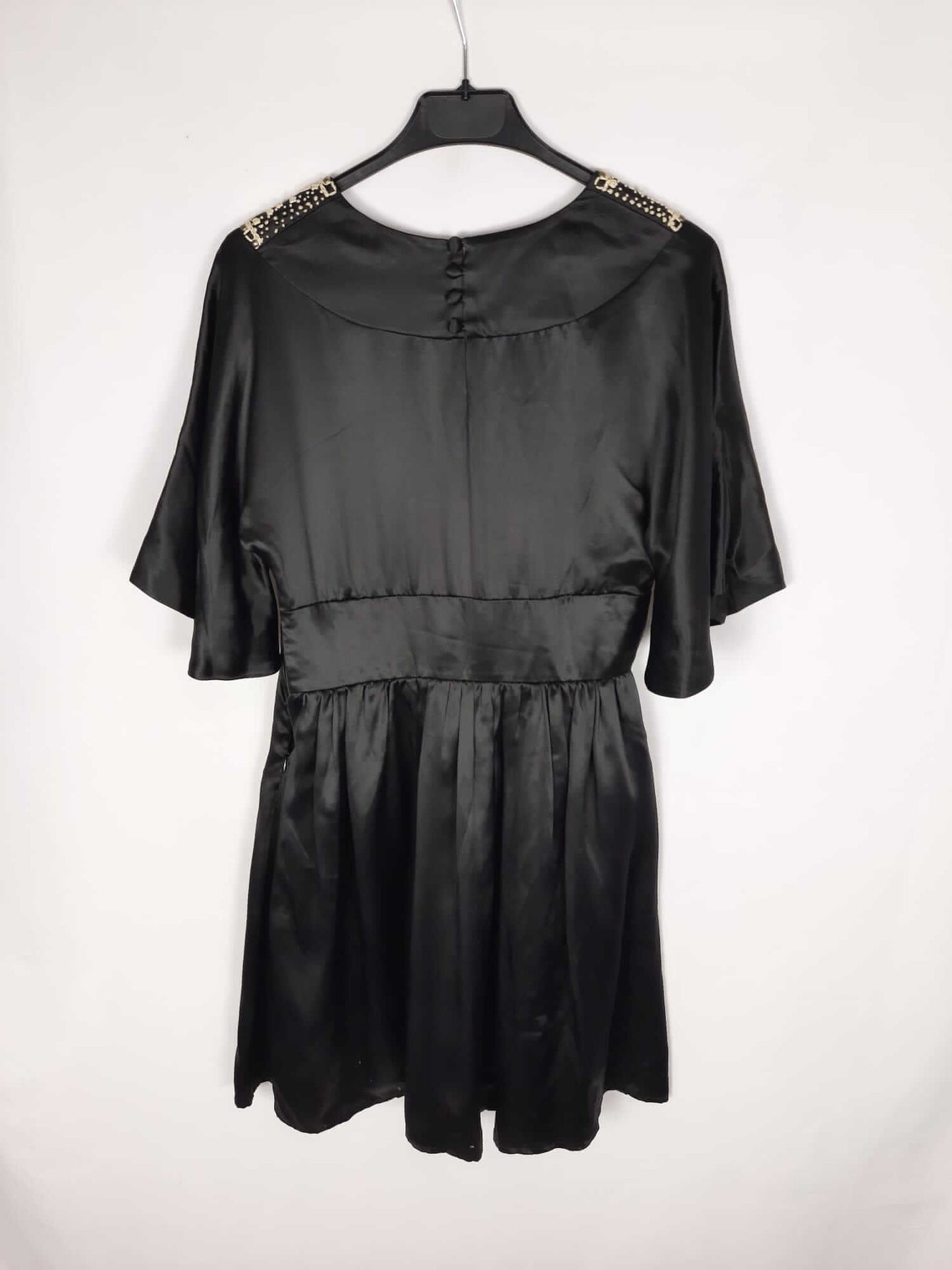 PEDRO DEL HIERRO. Vestido corto saten negro bordado en escote T.38