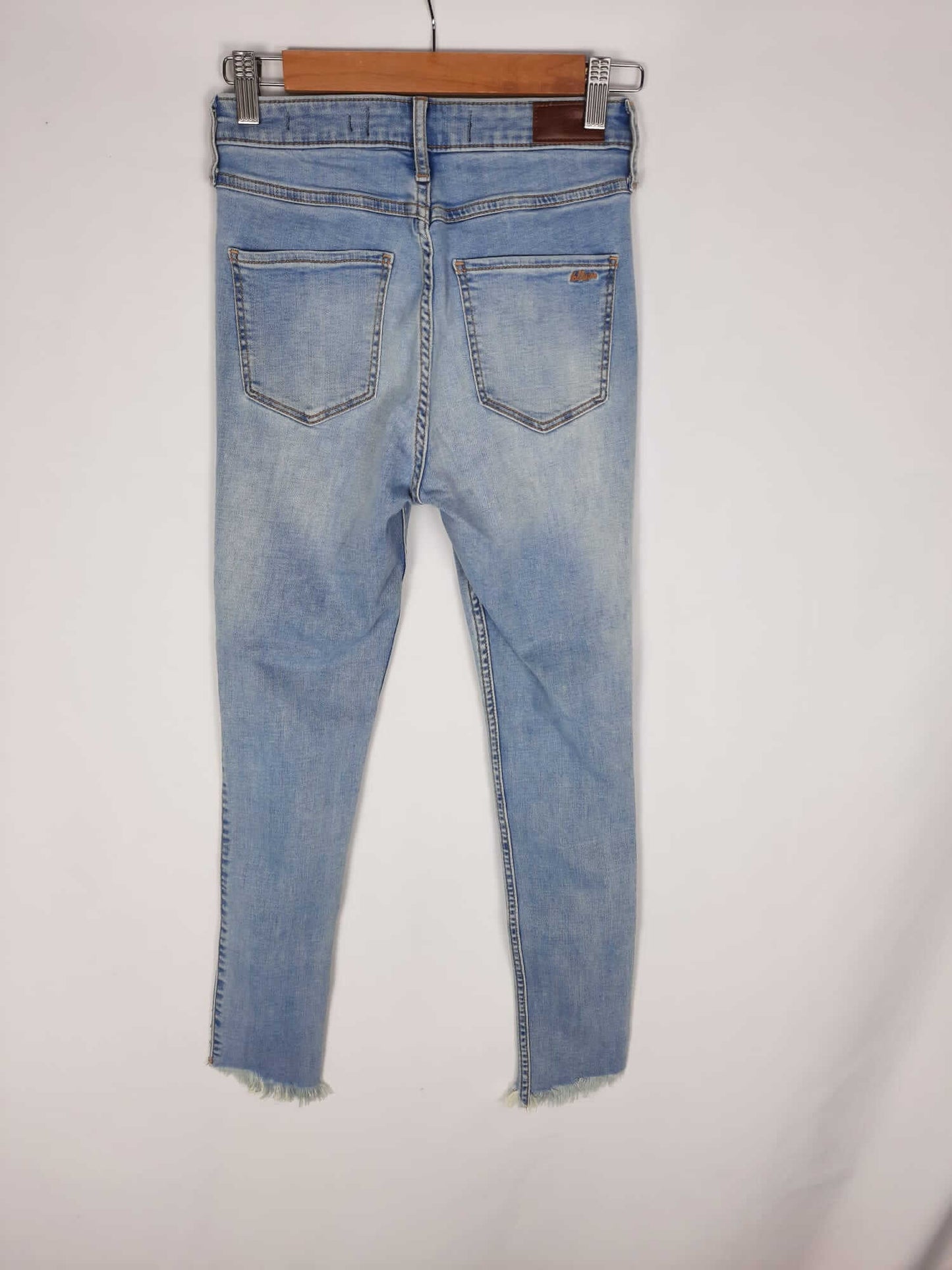 HOLLISTER. Pantalon vaquero tachuelas T. 32