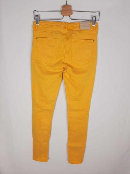 ZARA. Pantalon pitillo amarillo T.40 (38 cintura)