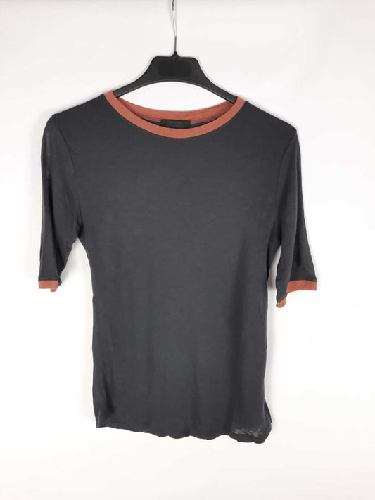 INDIBRAND. camiseta nera detalles burdeos T.s