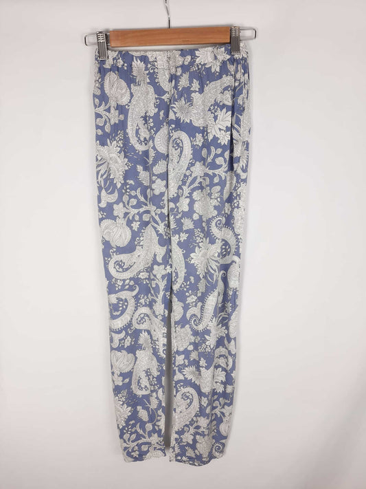 OTRAS. pantalones fluidos azules estampado flores y amebas blancas T.s/m