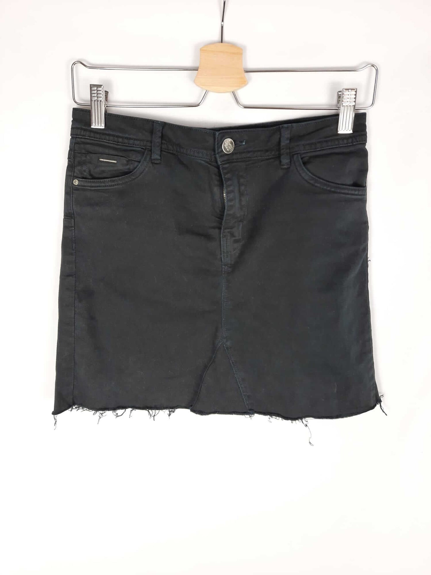 BERSHKA. falda corta negra deshilachada T.38