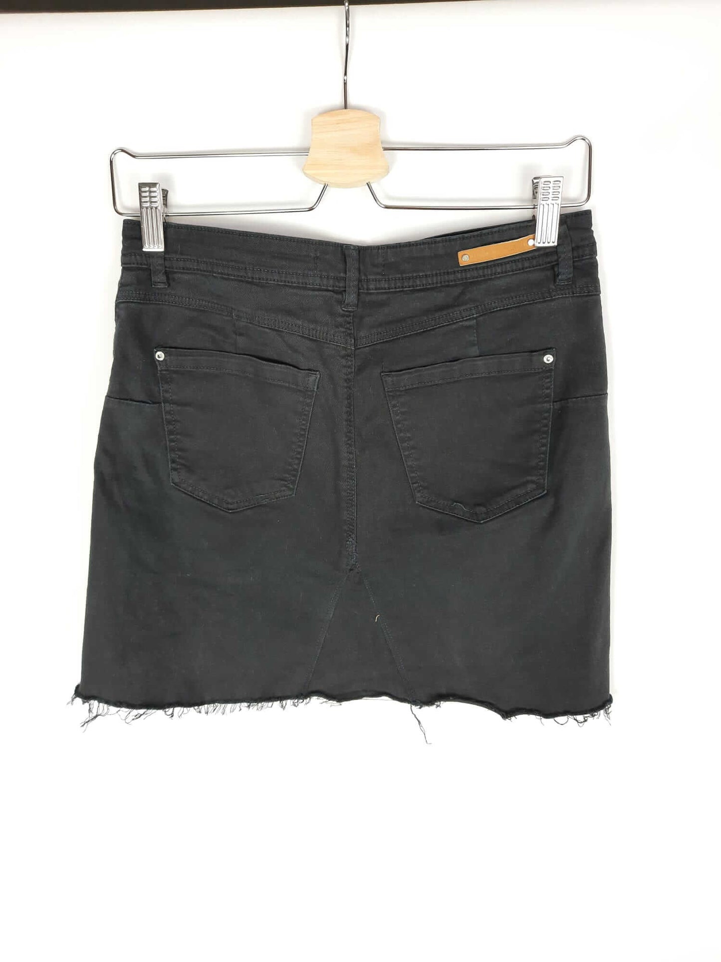 BERSHKA. falda corta negra deshilachada T.38