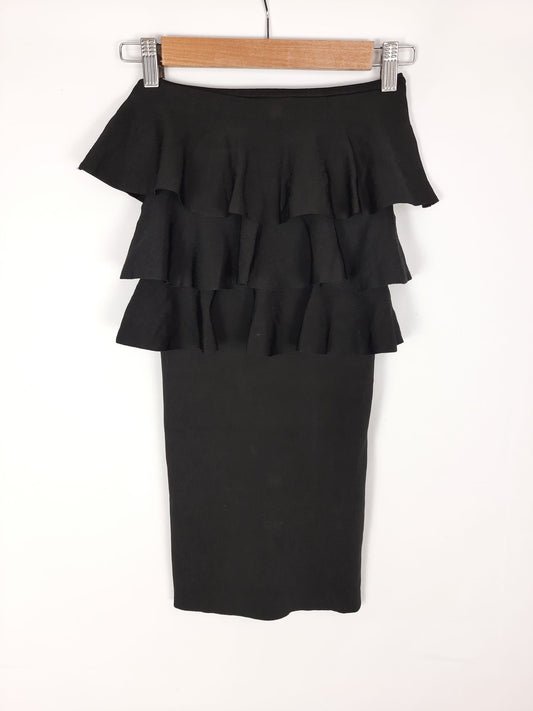 ZARA. Vestido palabra de honor negro con volantes en escote ajustado T.s