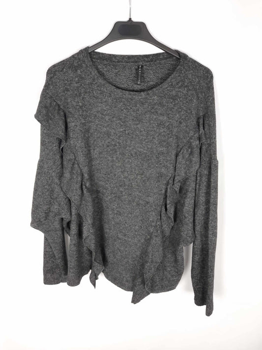 STRADIVARIUS. Jersey gris oscuro delantero volantes T.l