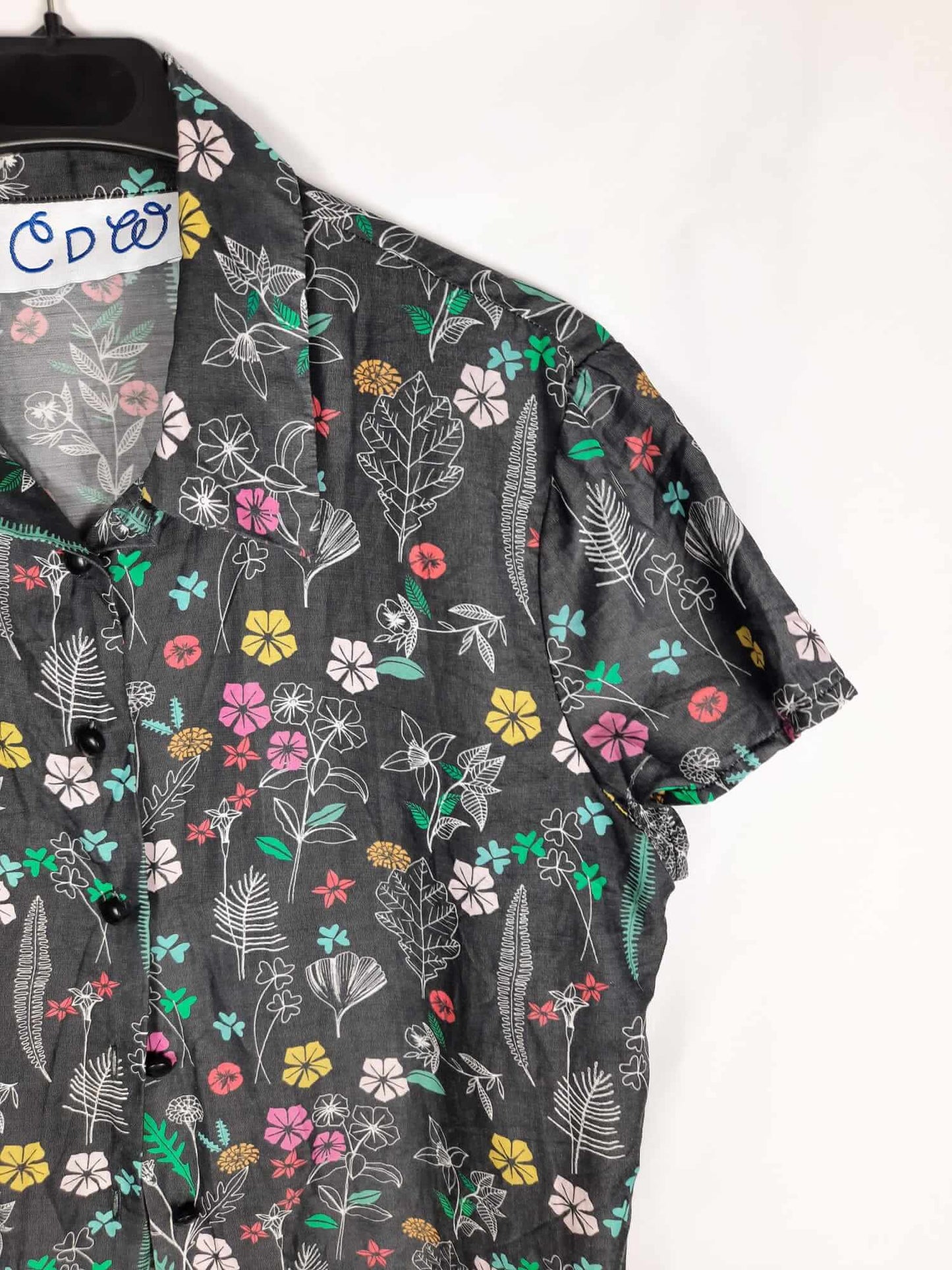 LCDW. Camisa gris estampado flores T. m