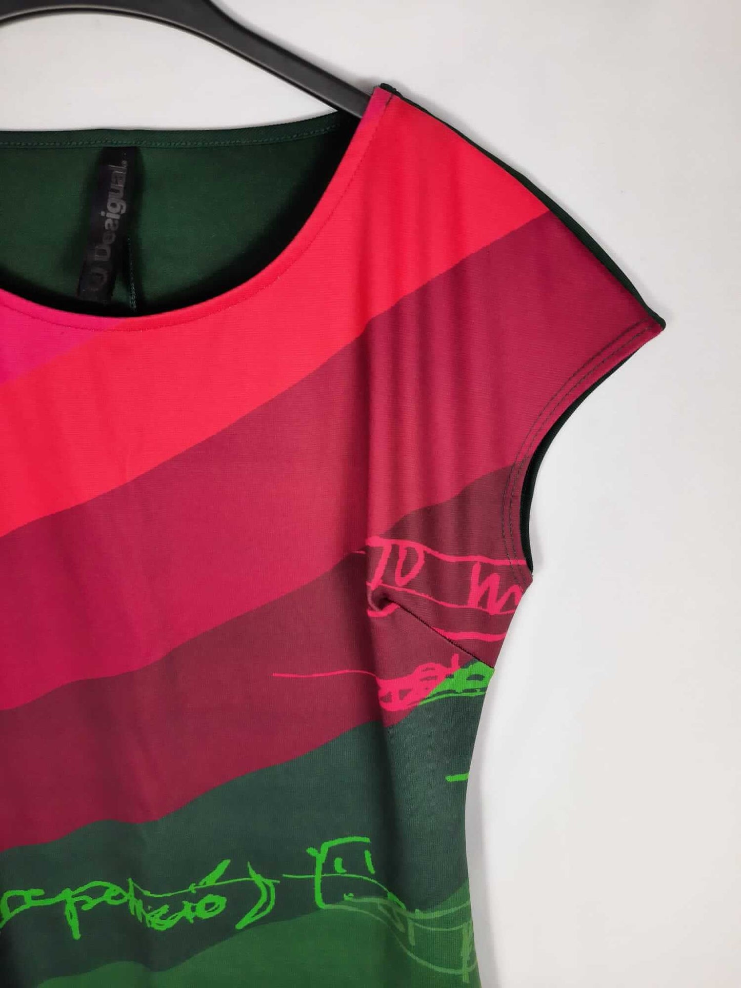 DESIGUAL. Vestido ajustado corto verde con toques en rosa T m