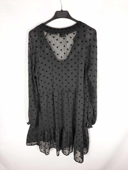 STRADIVARIUS. Vestido negro corto fluido con lunares T. l