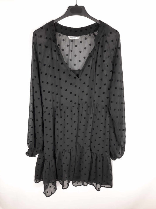 STRADIVARIUS. Vestido negro corto fluido con lunares T. l