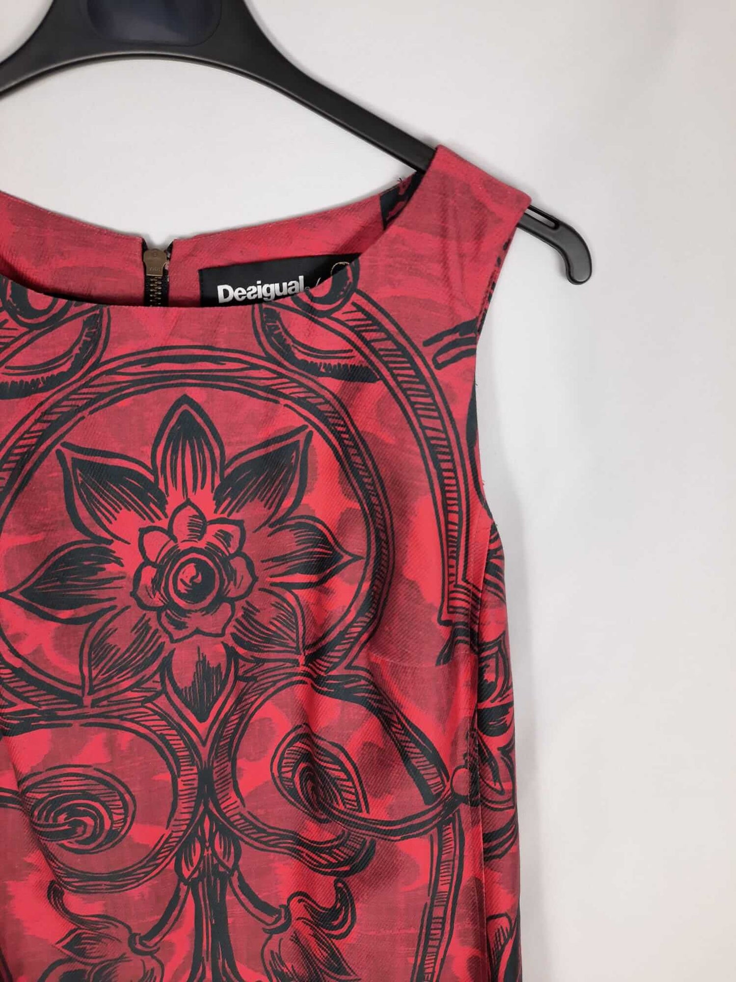 DESIGUAL. Vestido coto burdeos estampado T. 40