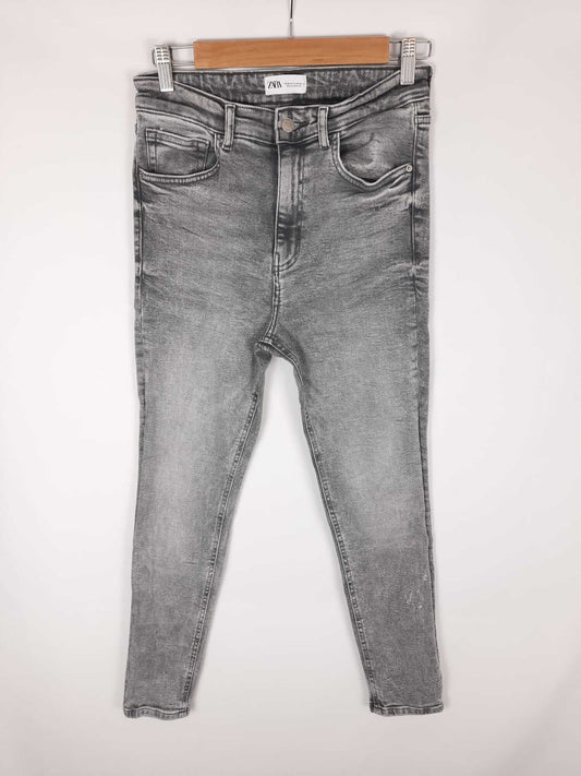 ZARA. Pantalón vaquero  gris  T. 40