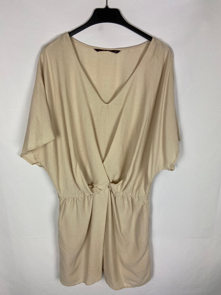 ZARA. Vestido corto beige fluido con fruncido T.m