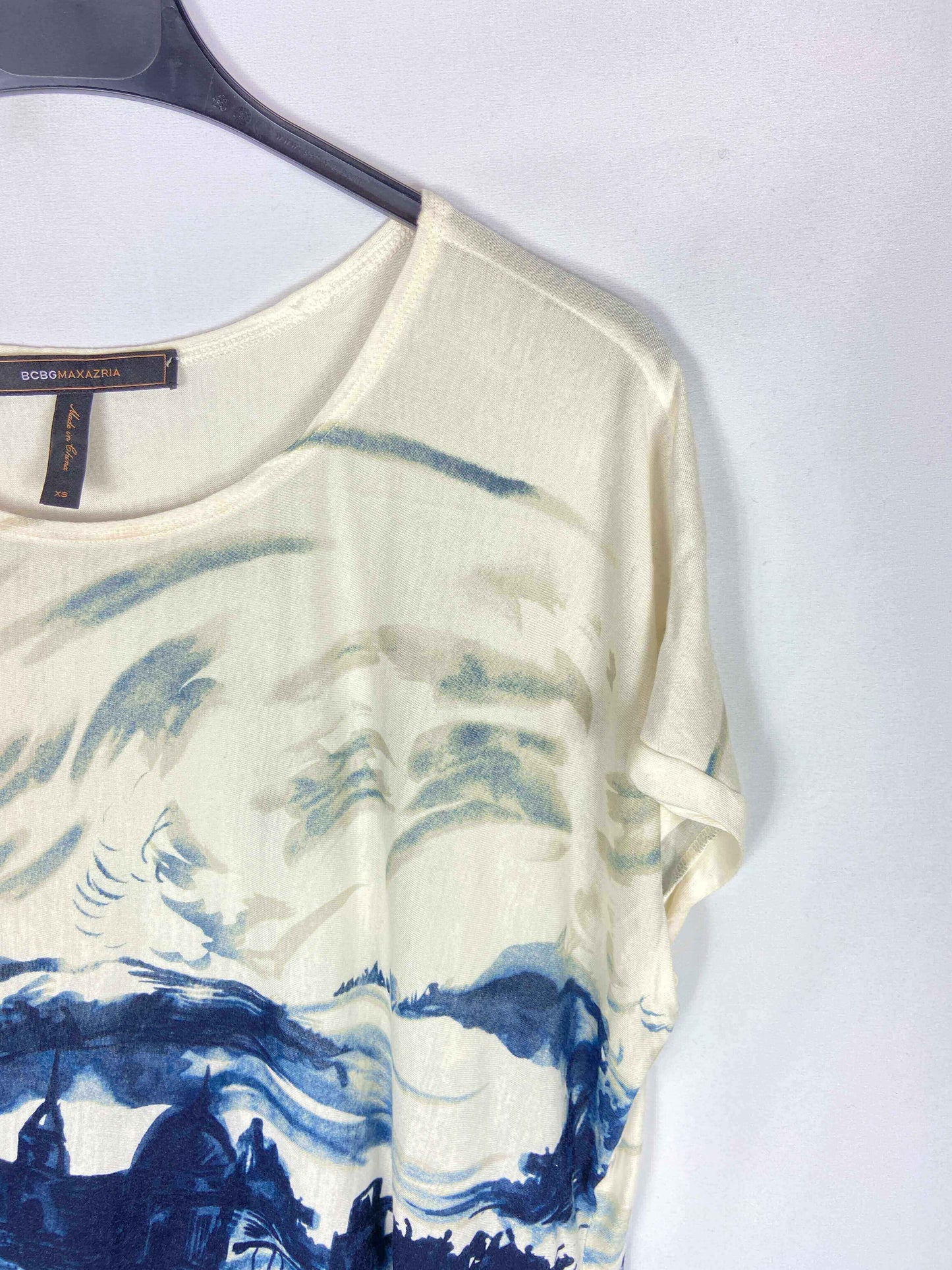 BCBGMAXAZRIA.  Camiseta blanca estampado en azul marino T.xs