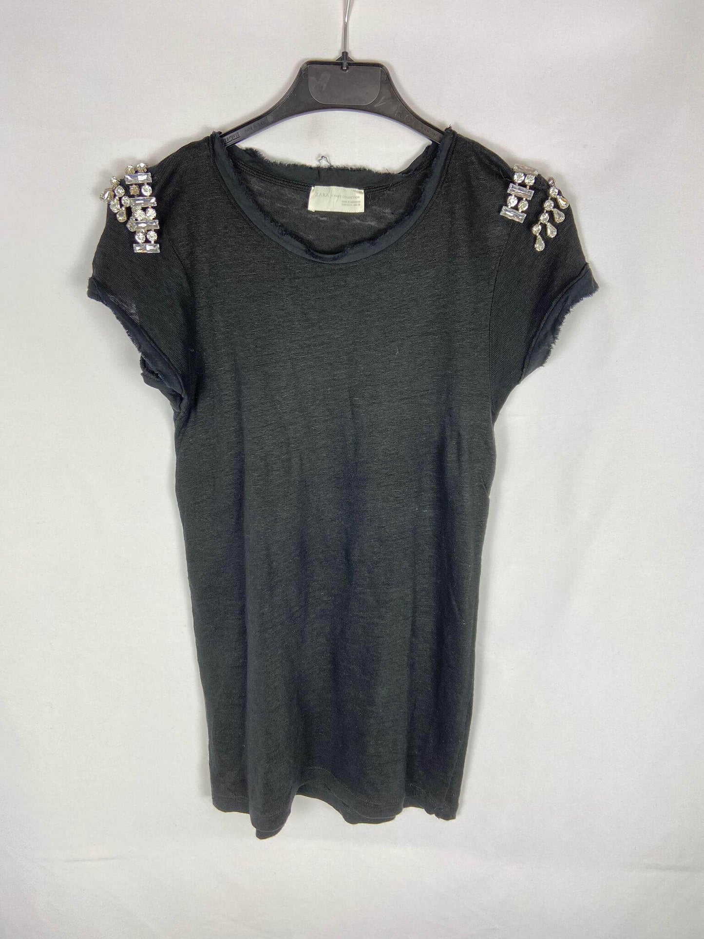 ZARA. Camiseta negra con detalle pedrería en hombros T.s