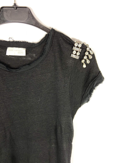 ZARA. Camiseta negra con detalle pedrería en hombros T.s