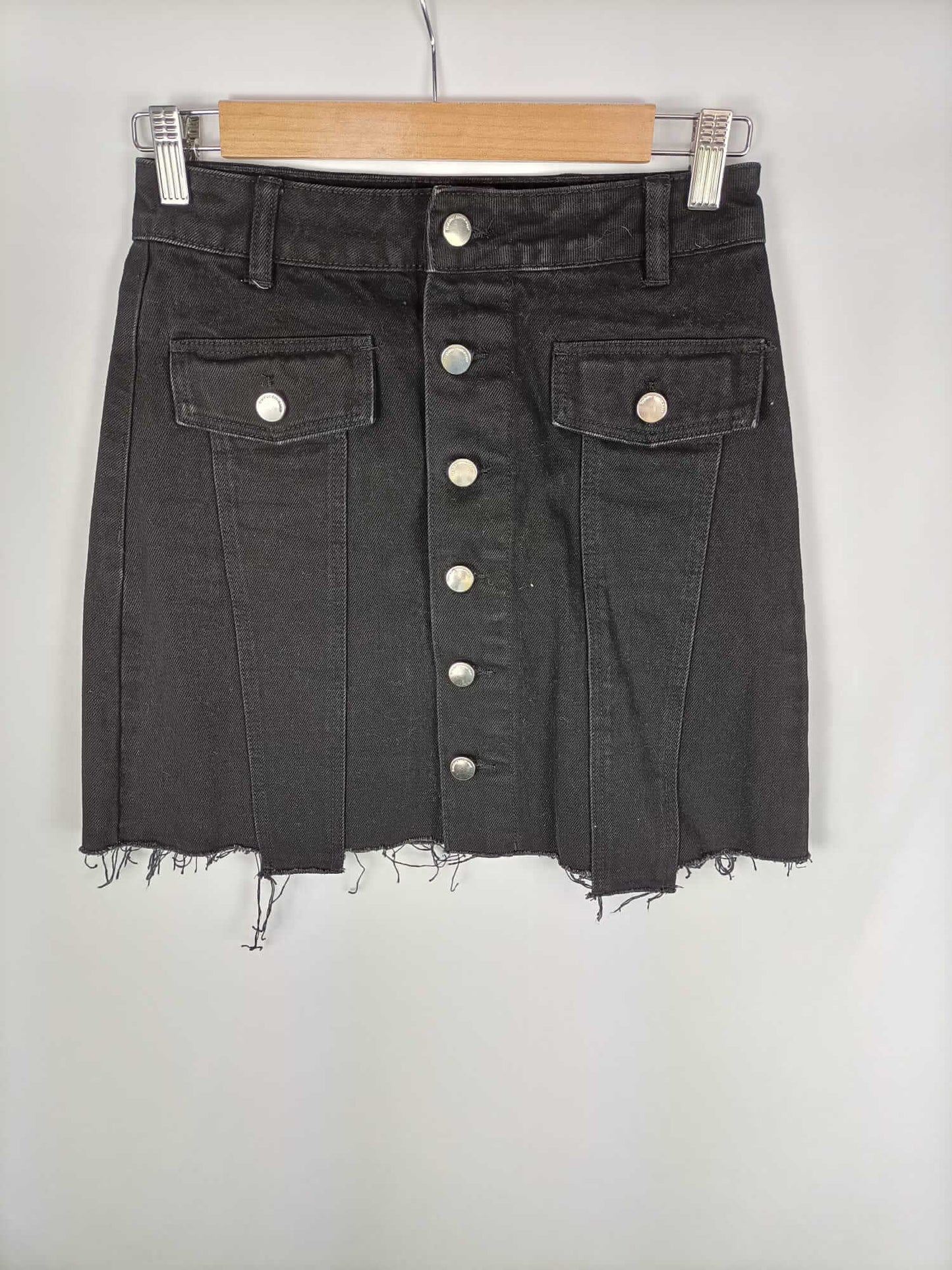 ZARA. Falda corta denim negra abotonada T.xs