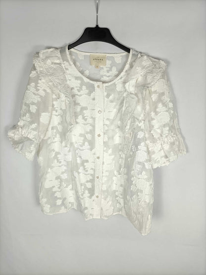 SEZANE. Camisa blanca semitransparente con flores bordadas T. 36