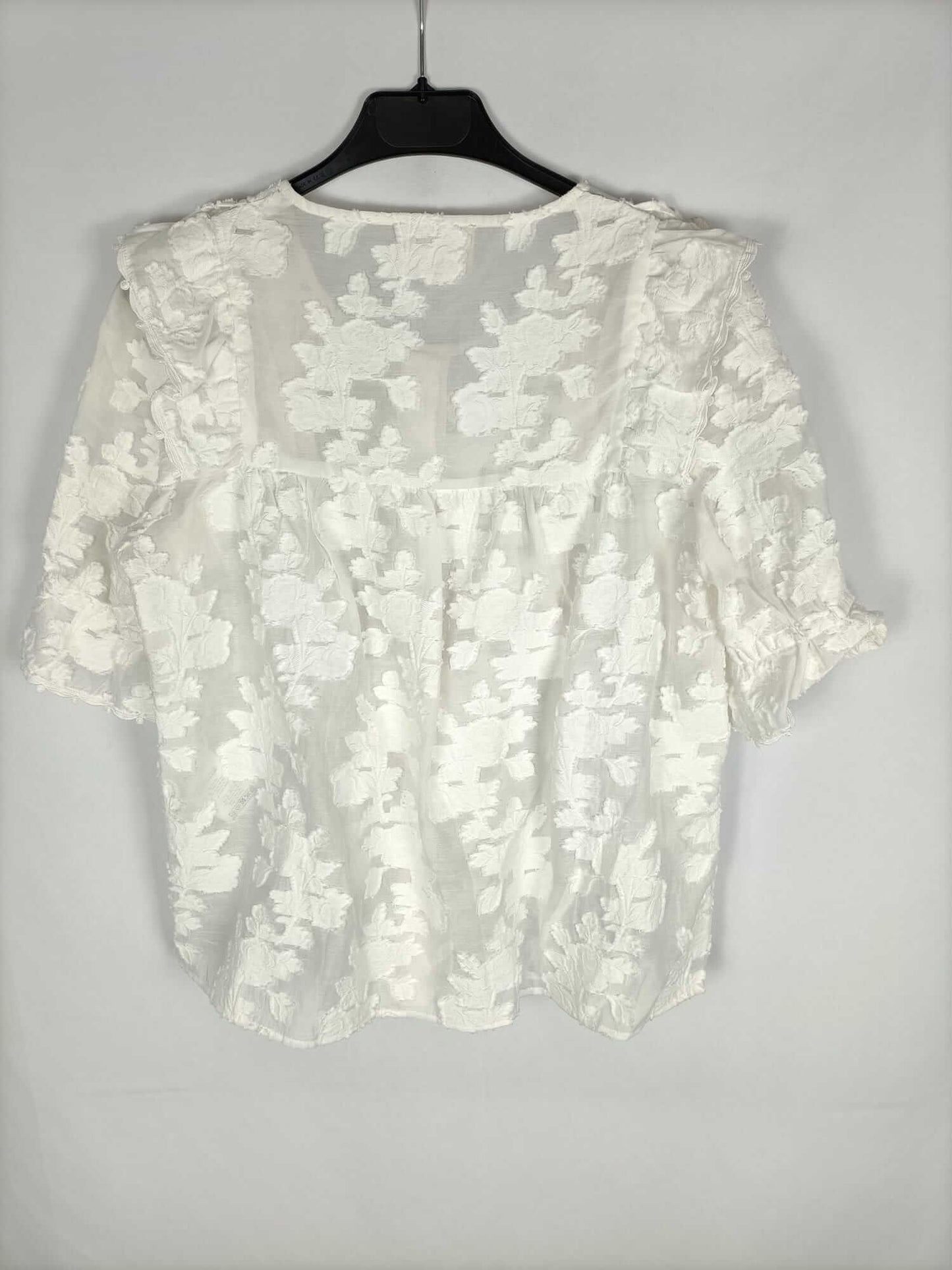 SEZANE. Camisa blanca semitransparente con flores bordadas T. 36