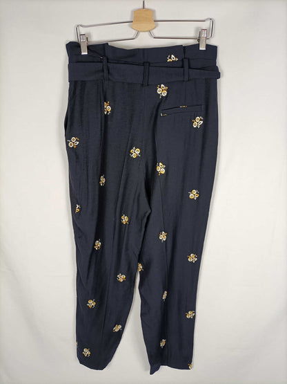 ZARA. Pantalon fluido azul marino con detalles de flores bordadas T. l