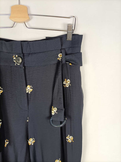 ZARA. Pantalon fluido azul marino con detalles de flores bordadas T. l