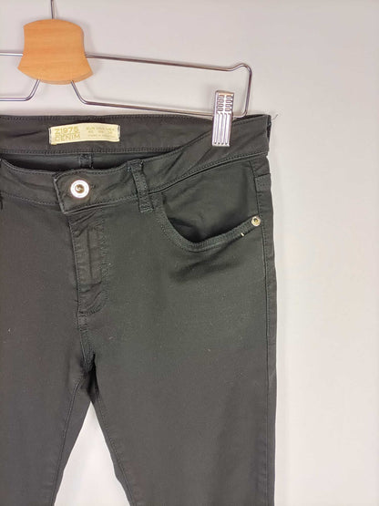 ZARA. Pantalón básico negro T.40