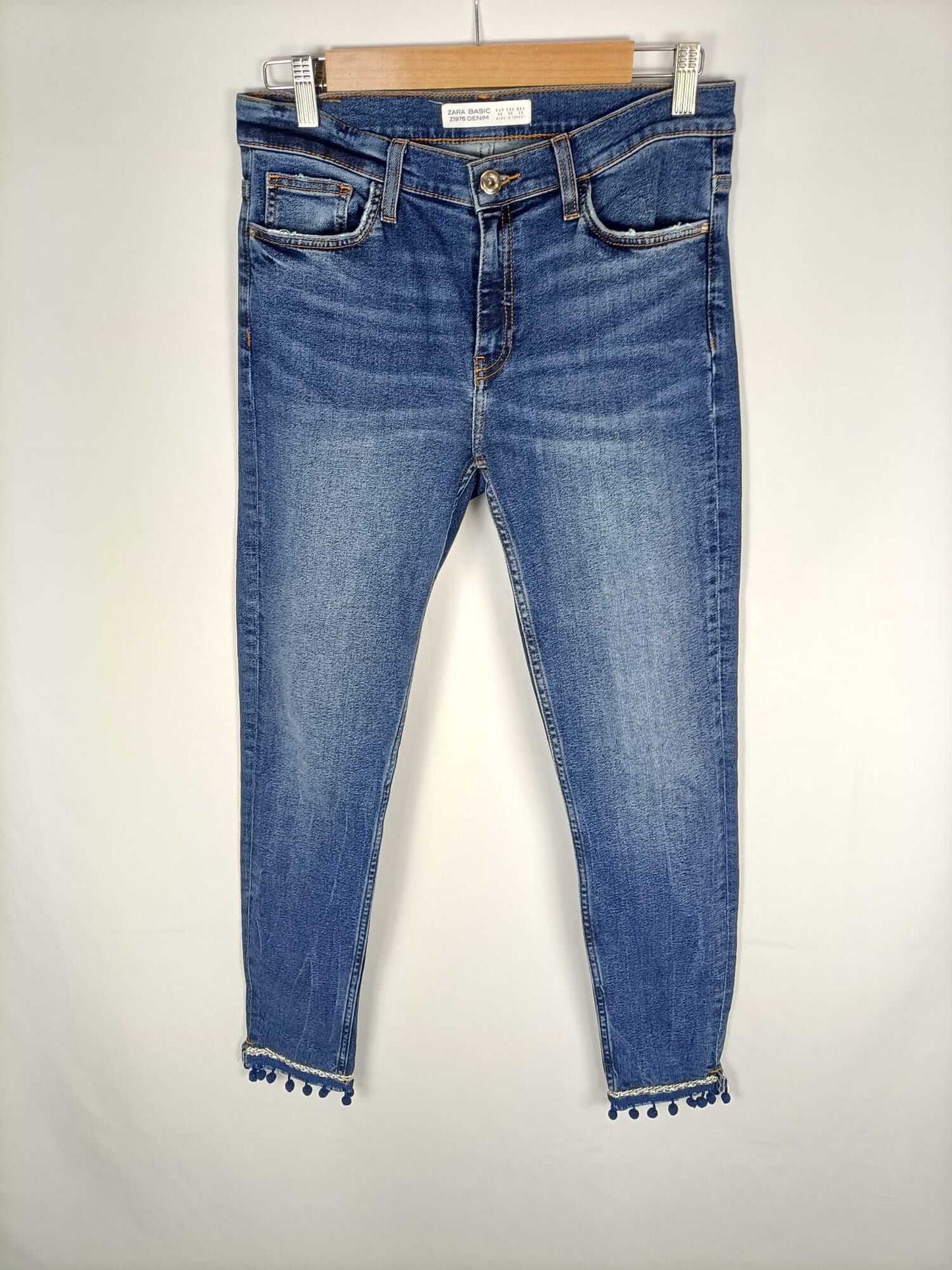 ZARA. Jeans abalorios T.38