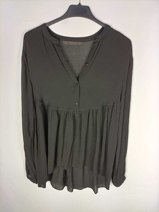 ZARA.Blusa negra botones y acabada en volante T.xs