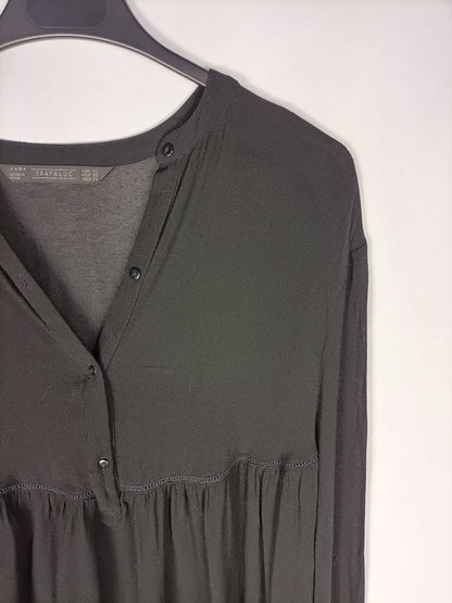 ZARA.Blusa negra botones y acabada en volante T.xs