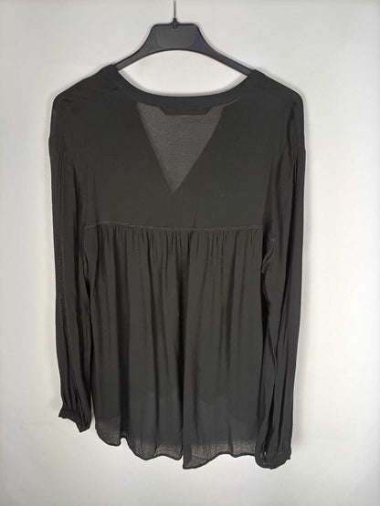 ZARA.Blusa negra botones y acabada en volante T.xs