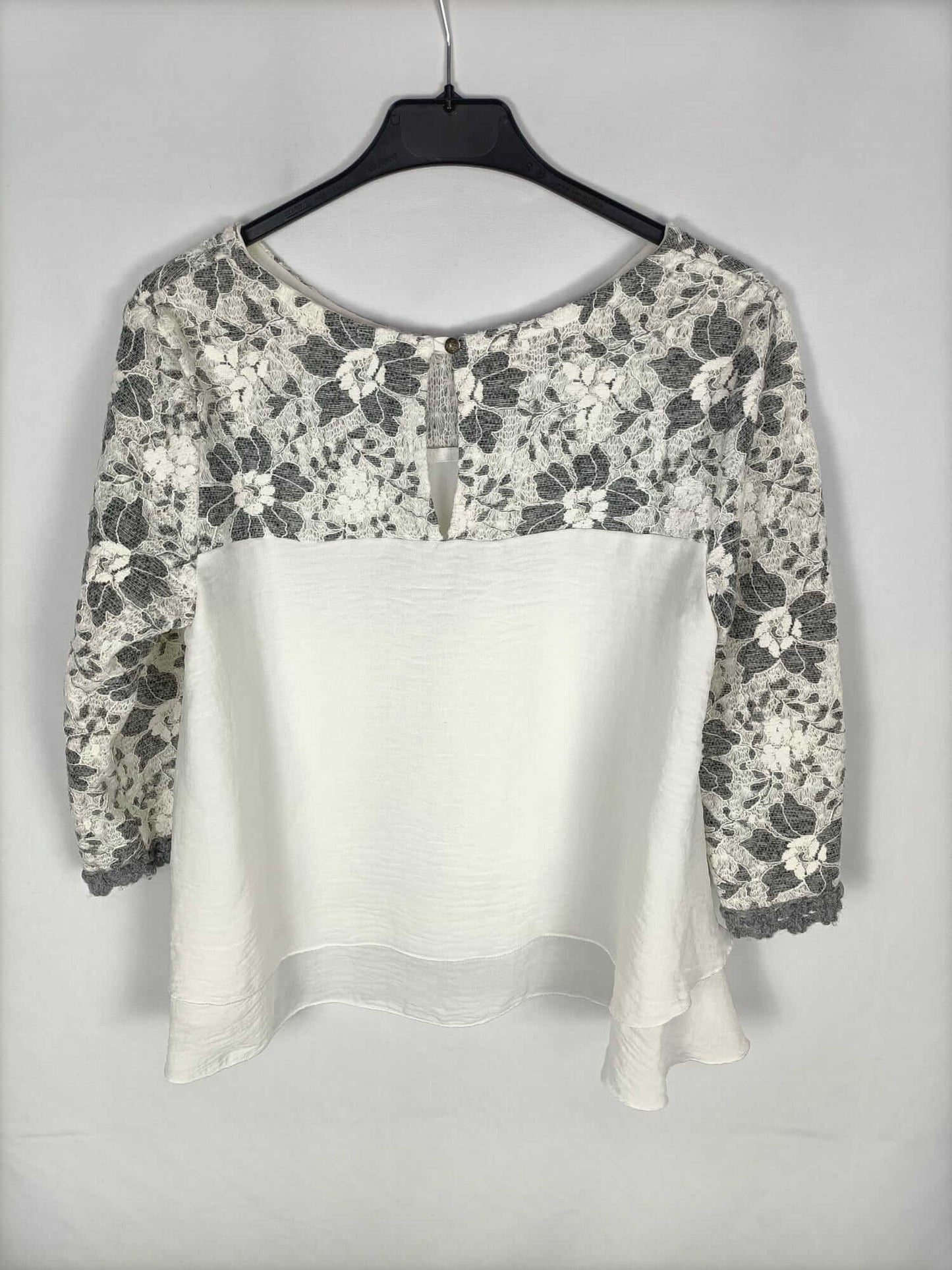 NKN. Blusa blanca con detalles encaje  T.u(l)