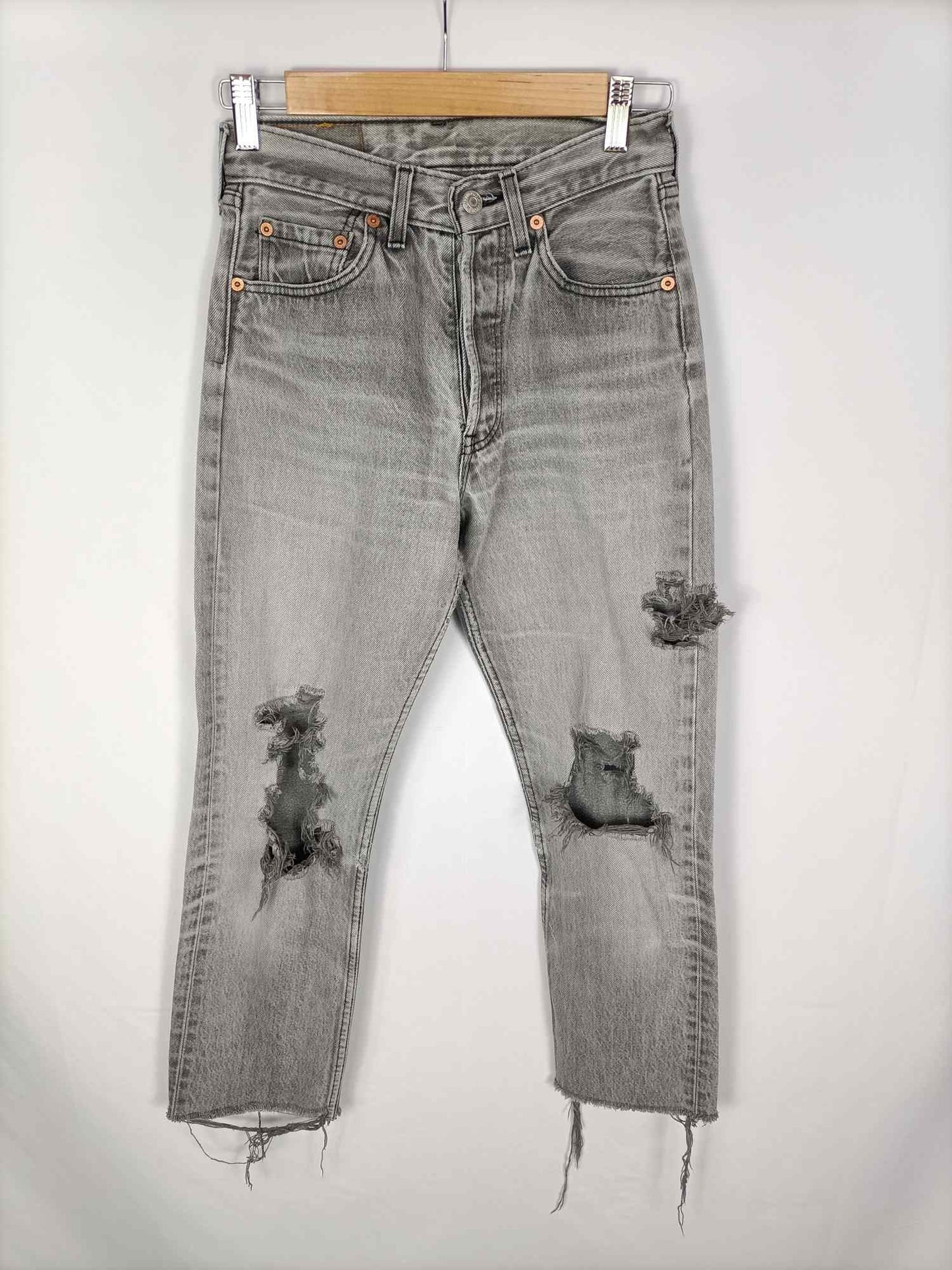 LEVIS. Pantalón gris rotos T.34